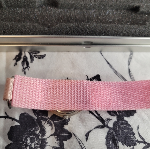 Women's gentle used Oilers pink watch - Picture 4 of 5